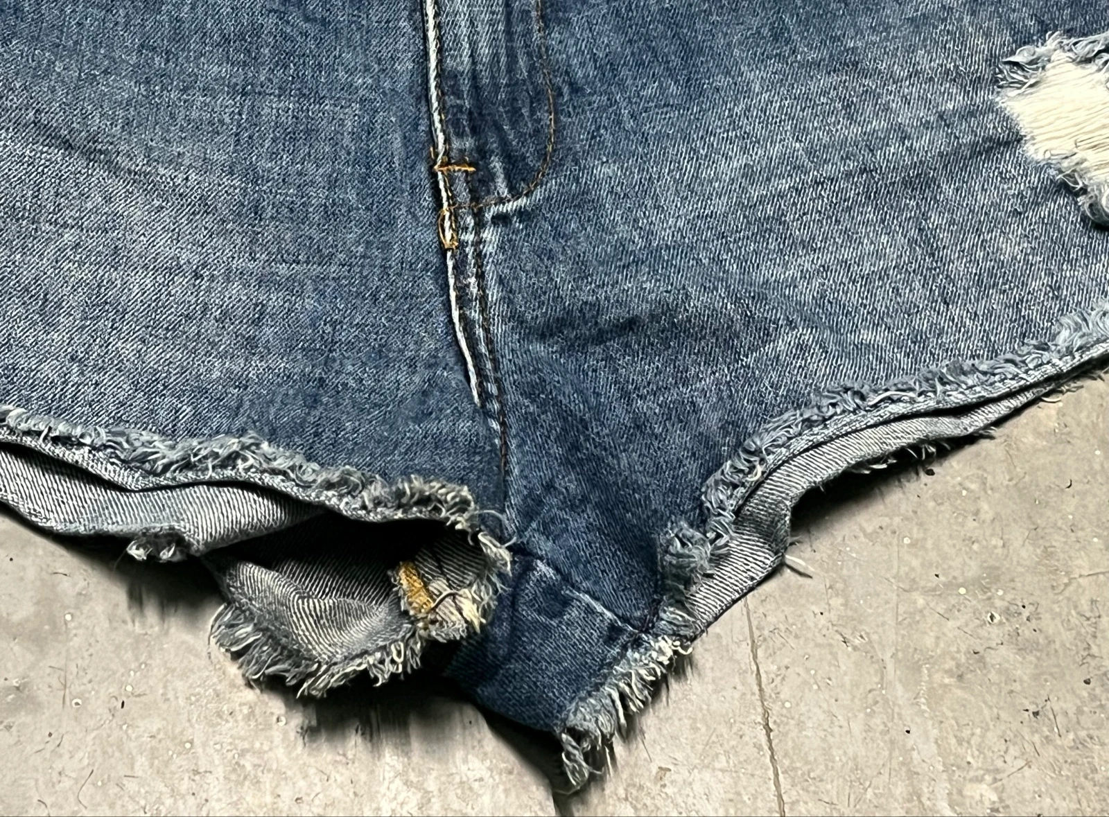 Shorts vaqueros cremalleras laterales  – photo 4